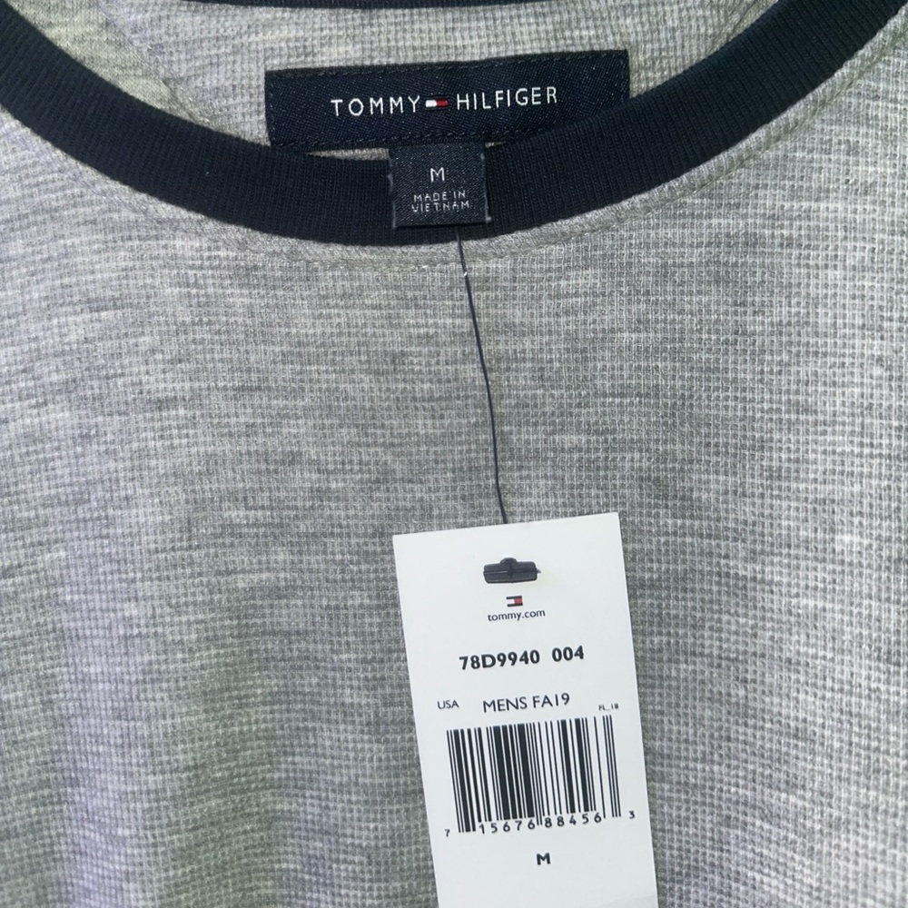 Brand new!! Tommy Hilfiger t shirt - Picture 2 of 4